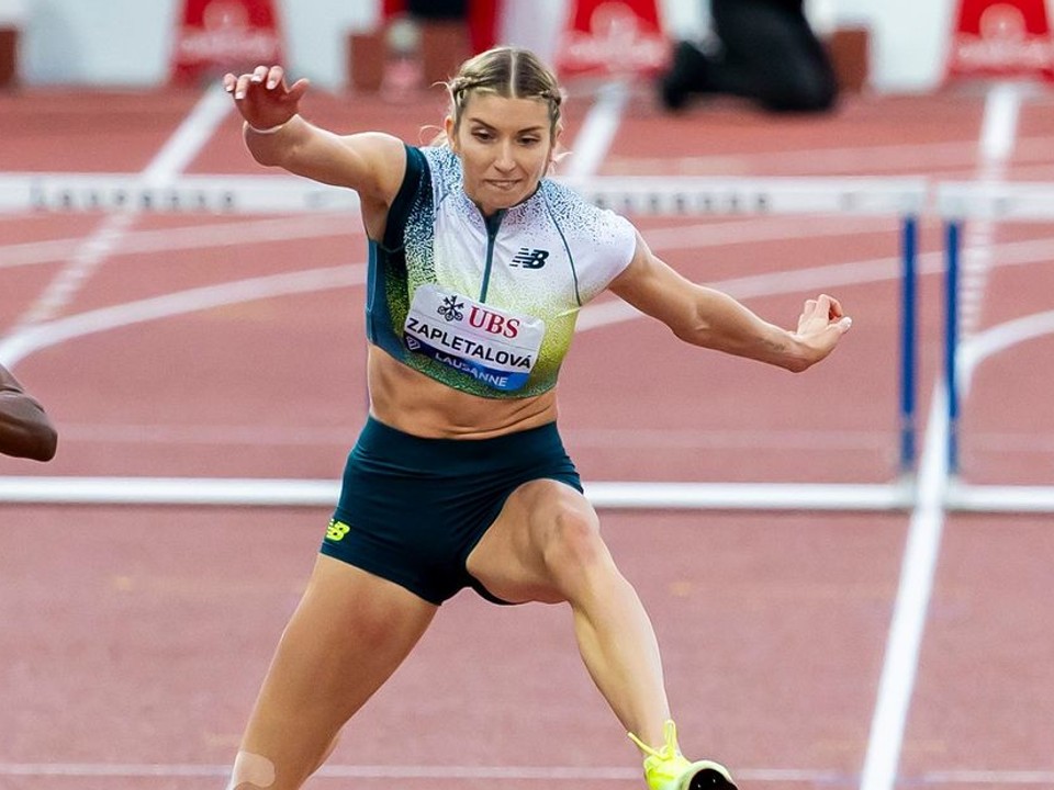 Emma Zapletalová počas behu na 400 m cez prekážky na mítingu Diamantovej ligy v Lausanne 2026.
