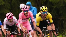 Simon Yates pred Isaacom Del Torom a Richardom Carapazom počas Giro d'Italia 2025.