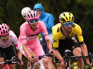 Simon Yates pred Isaacom Del Torom a Richardom Carapazom počas Giro d'Italia 2025.