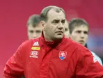 Vladimír Weiss starší ako tréner Slovenska na tréningu pred prípravným zápasom vo Wembley proti Anglicku.