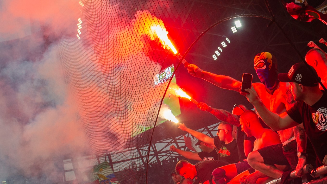Fanúšikovia Ferencvárosu Budapešť povzbudzujú so svetlicami počas úvodného zápasu 2. predkola Ligy majstrov Ferencváros Budapešť - Slovan Bratislava v Budapešti v stredu 20. júla 2022.