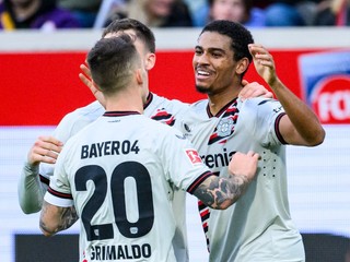 Futbalisti Bayeru Leverkusen sa tešia po góle Amineho Adliho.