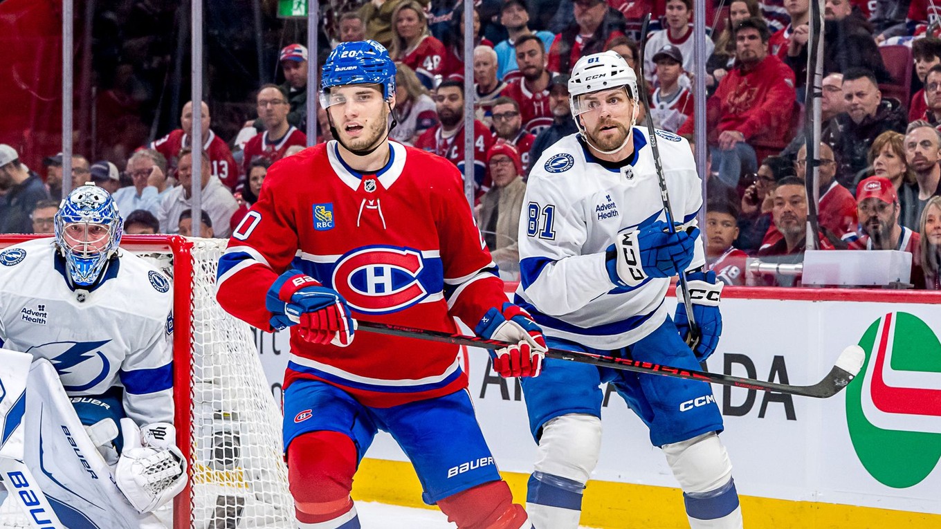 Juraj Slafkovský a Erik Černák v treťom zápase 1. kola play-off. 