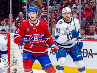Juraj Slafkovský a Erik Černák v treťom zápase 1. kola play-off. 