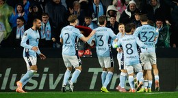 Futbalisti Celta Vigo oslavujú gól.