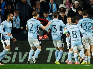 Futbalisti Celta Vigo oslavujú gól.