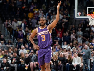 Hráč Phoenixu Suns Chris Paul gestikuluje na konci zápasu proti Denveru Nuggets. 