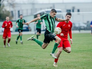 Kanonier Prievidze Boris Polevka (v zeleno-čiernom drese s číslom 5). 