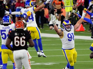 Hráči Los Angeles Rams sa stali víťazmi Super Bowlu LVI.