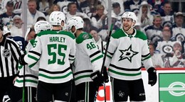 Mikko Rantanen (vpravo) a hráči Dallasu oslavujú gól