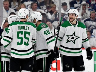 Mikko Rantanen (vpravo) a hráči Dallasu oslavujú gól