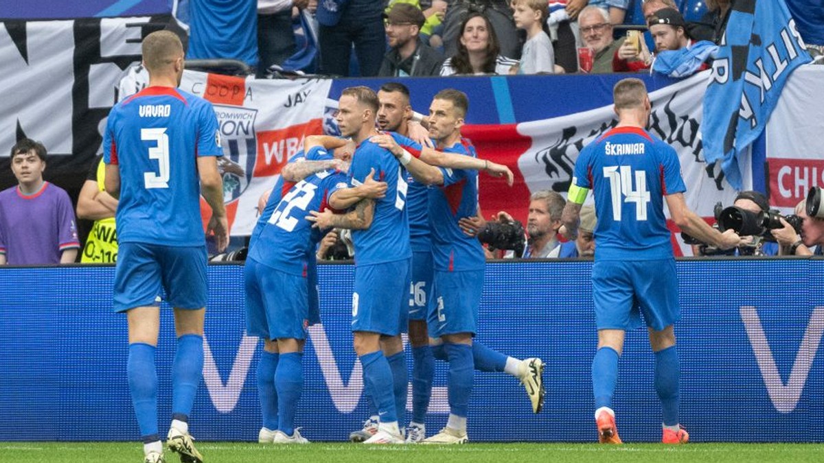 Slovenskí futbalisti oslavujú gól.