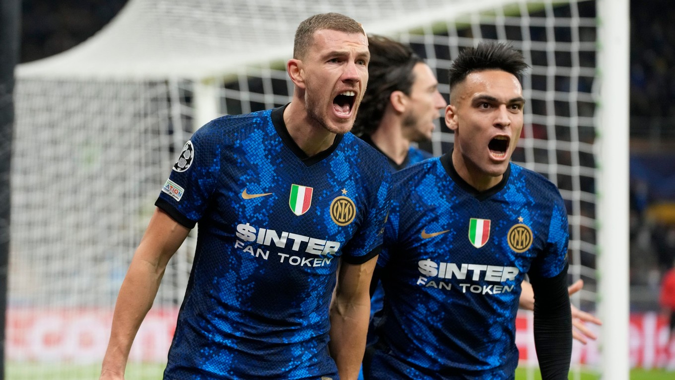 Edin Džeko (vľavo) a ďalší hráči Interu Miláno sa tešia z gólu.