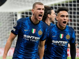 Edin Džeko (vľavo) a ďalší hráči Interu Miláno sa tešia z gólu.