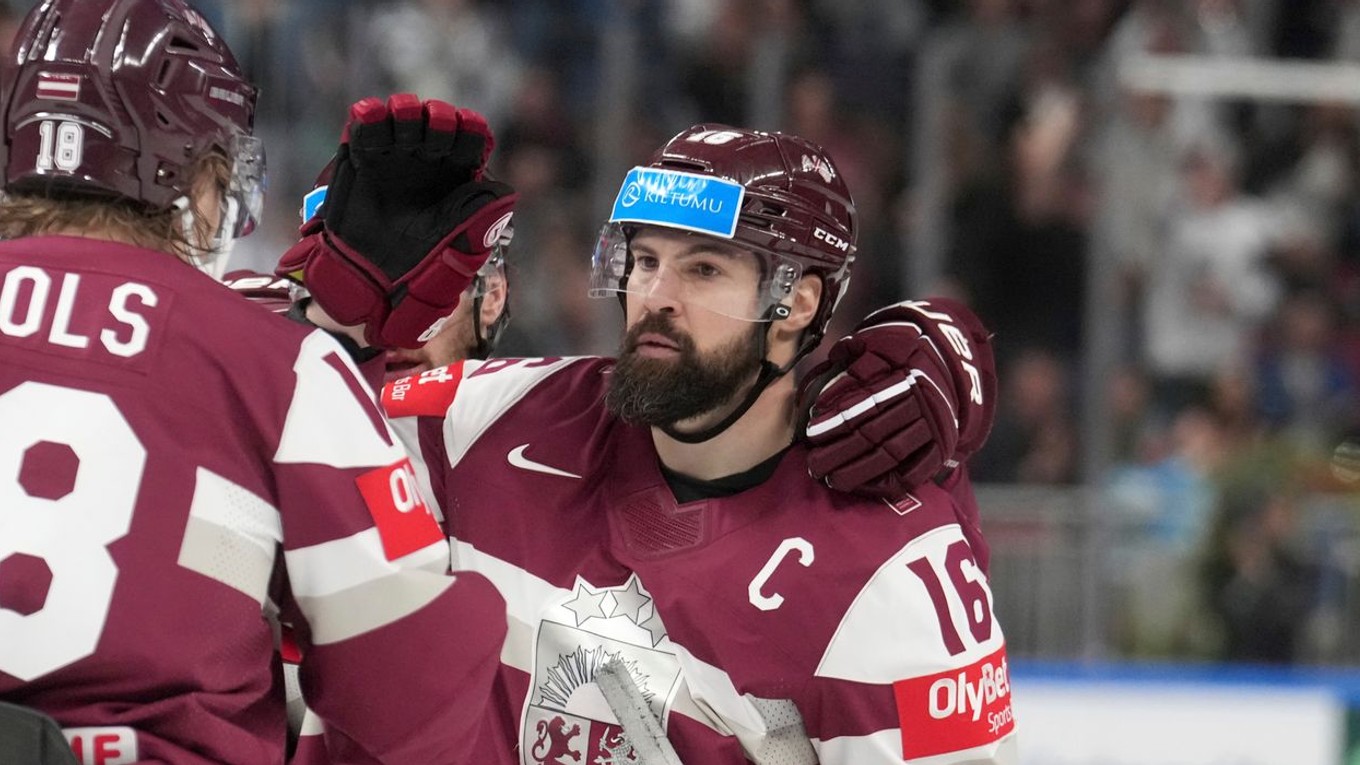 Kapitán Lotyšska Kaspars Daugavinš oslavuje gól na MS v hokeji 2023. 