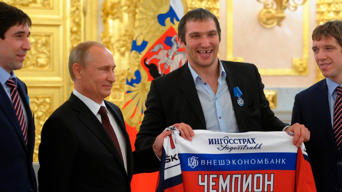 Danis Zaripov (vľavo), vedľa neho ruský prezident Vladimir Putin a hokejisti Alexander Ovečkin a Nikolaj Kuľomin.