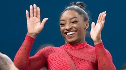 Simone Bilesová sa raduje z víťazstva.