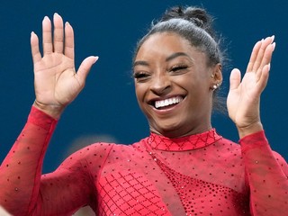 Simone Bilesová sa raduje z víťazstva.