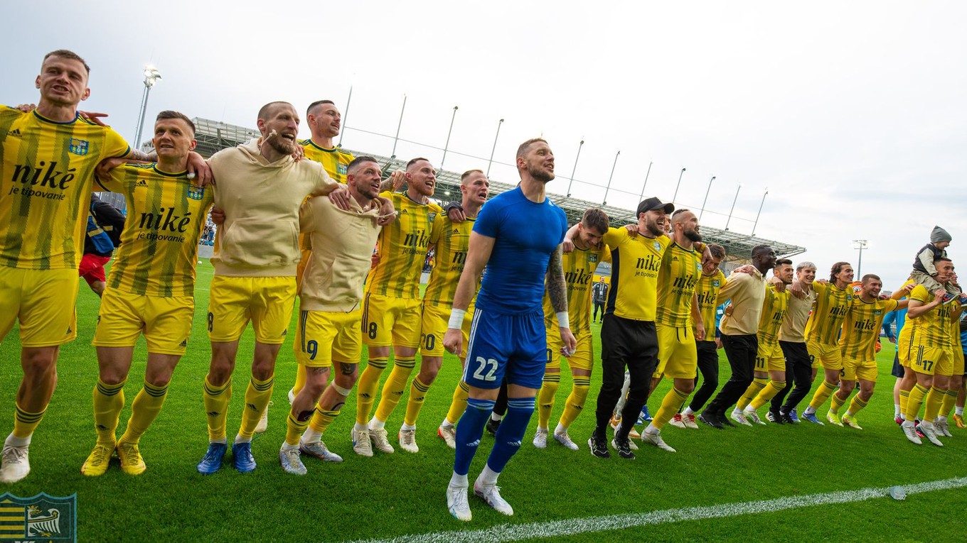 Futbalisti FC Košice oslavujú postup do Fortuna ligy.