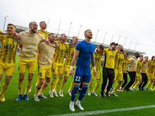 Futbalisti FC Košice oslavujú postup do Fortuna ligy.