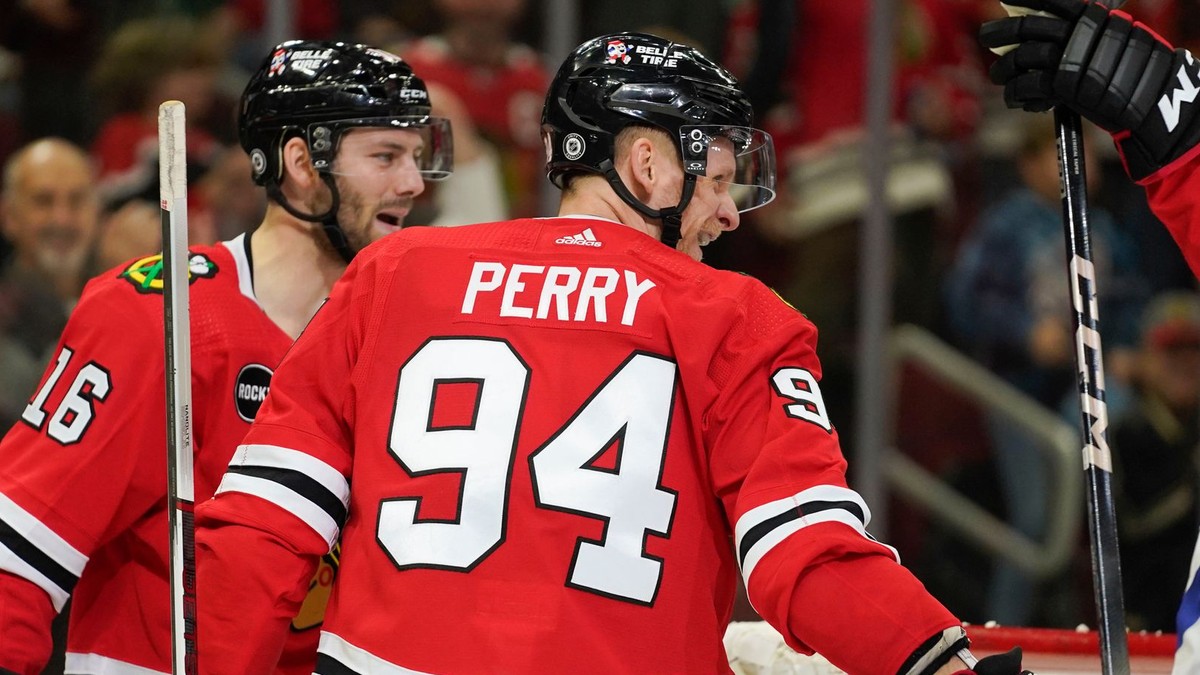 Corey Perry v drese Chicaga Blackhawks.