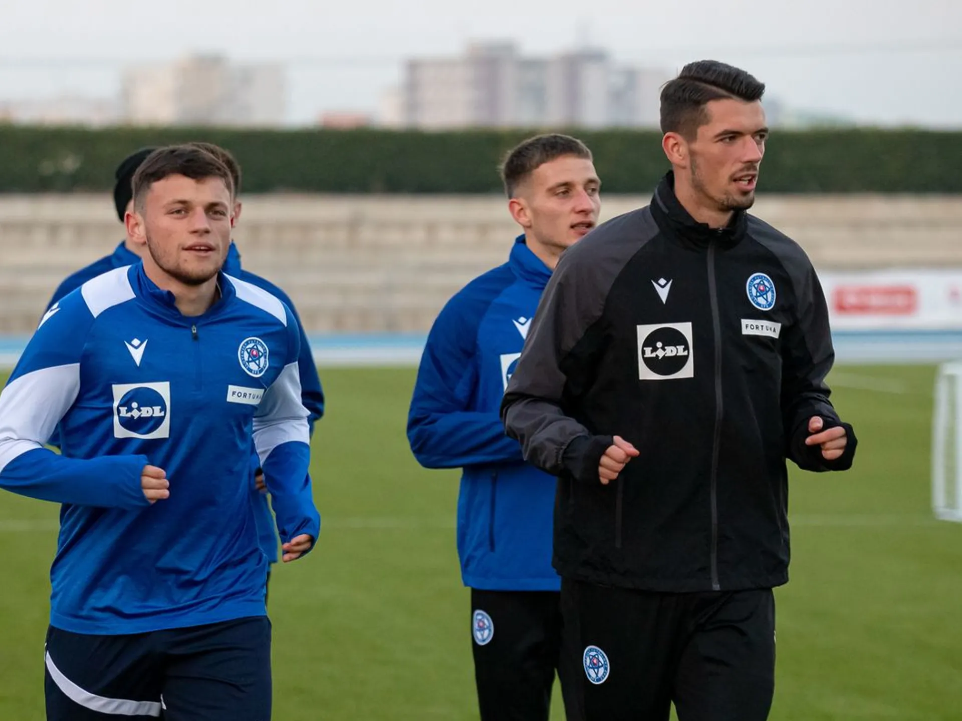 Samuel Kopásek (vľavo) a Ľubomír Belko (v čiernom) na tréningu reprezentácie do 21 rokov v Šamoríne pred dvojzápasom s Holandskom a Portugalskom (10.11.2024)