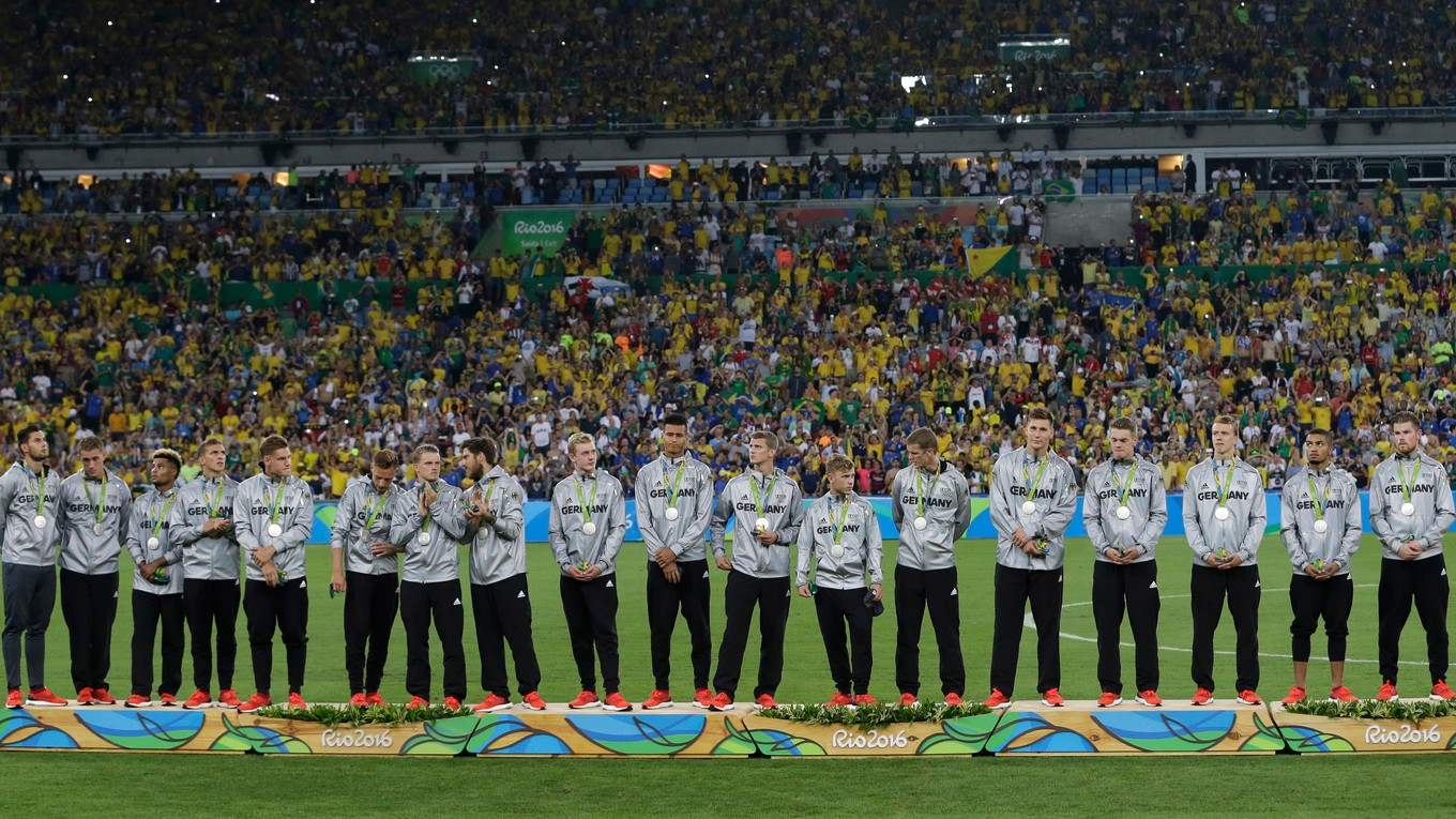 Nemeckí futbalisti so striebrom z Ria 2016.