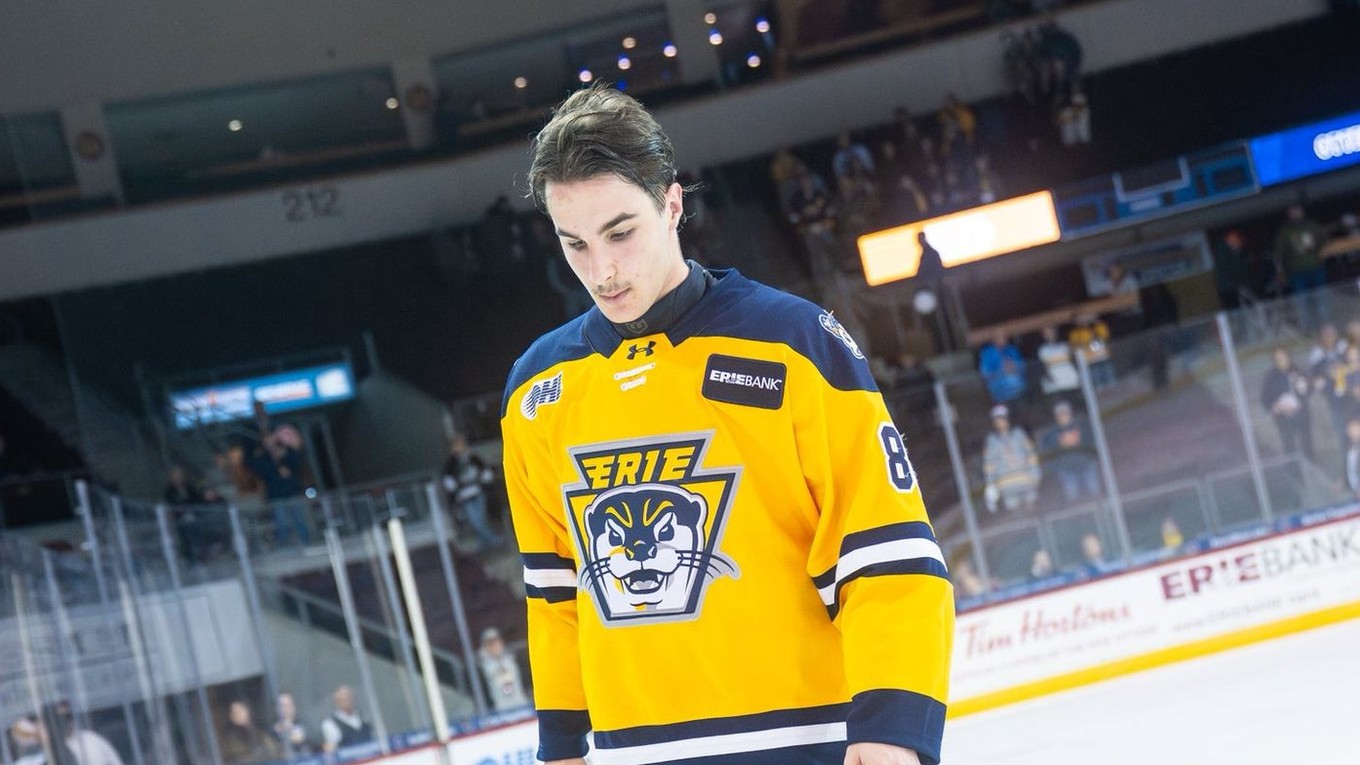 Alex Mišiak v drese Erie Otters.