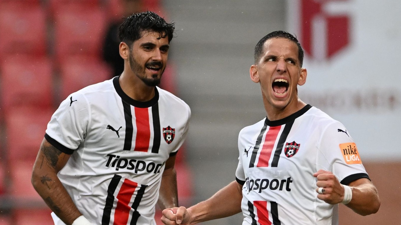 Futbalisti Spartaka Trnava Roko Jureškin (vľavo) a Jakub Paur.