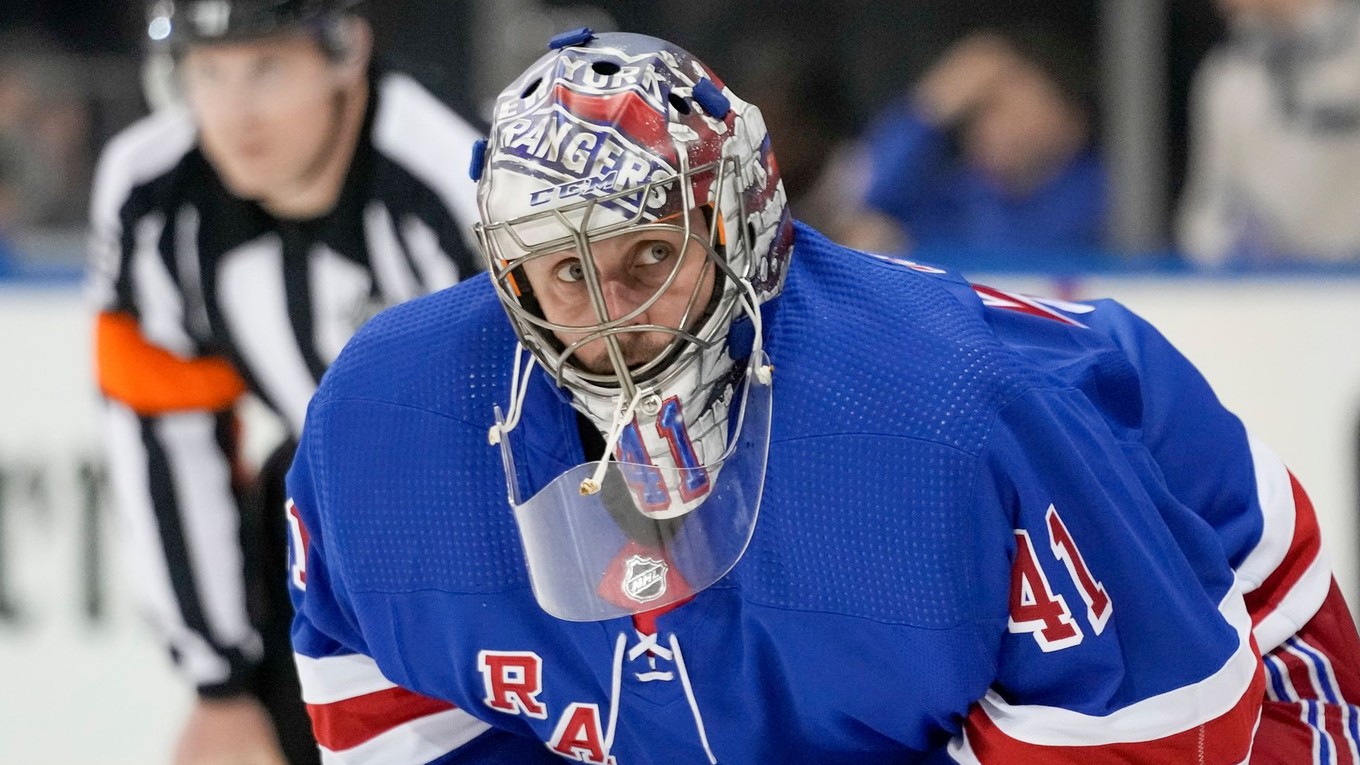 Slovenský brankár Jaroslav Halák v drese New Yorku Rangers.