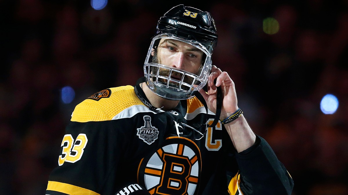 Kapitán Bostonu Zdeno Chára si upravuje helmu s celotvárových krytom pred piatym zápasom finále play off NHL Boston Bruins - St. Louis Blues v Bostone 6. júna 2019.