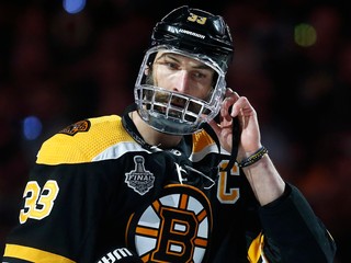 Kapitán Bostonu Zdeno Chára si upravuje helmu s celotvárových krytom pred piatym zápasom finále play off NHL Boston Bruins - St. Louis Blues v Bostone 6. júna 2019.