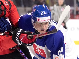 Slovenský hokejový útočník Peter Repčík v prípravnom zápase s Kanadou.