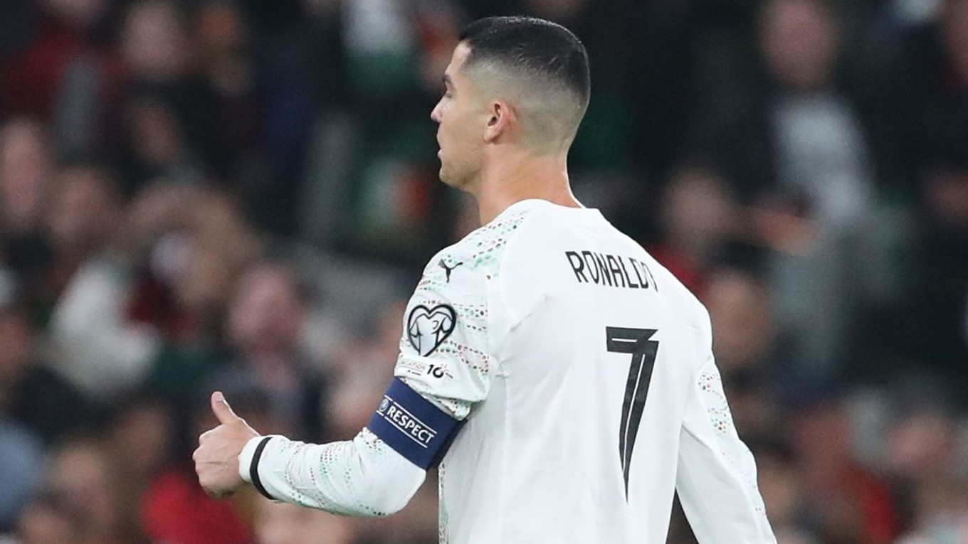 Portugalský futbalista Cristiano Ronaldo odchádza z ihriska po tom, čo dostal červenú kartu.