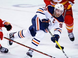 Connor McDavid v zápase proti Calgary Flames.