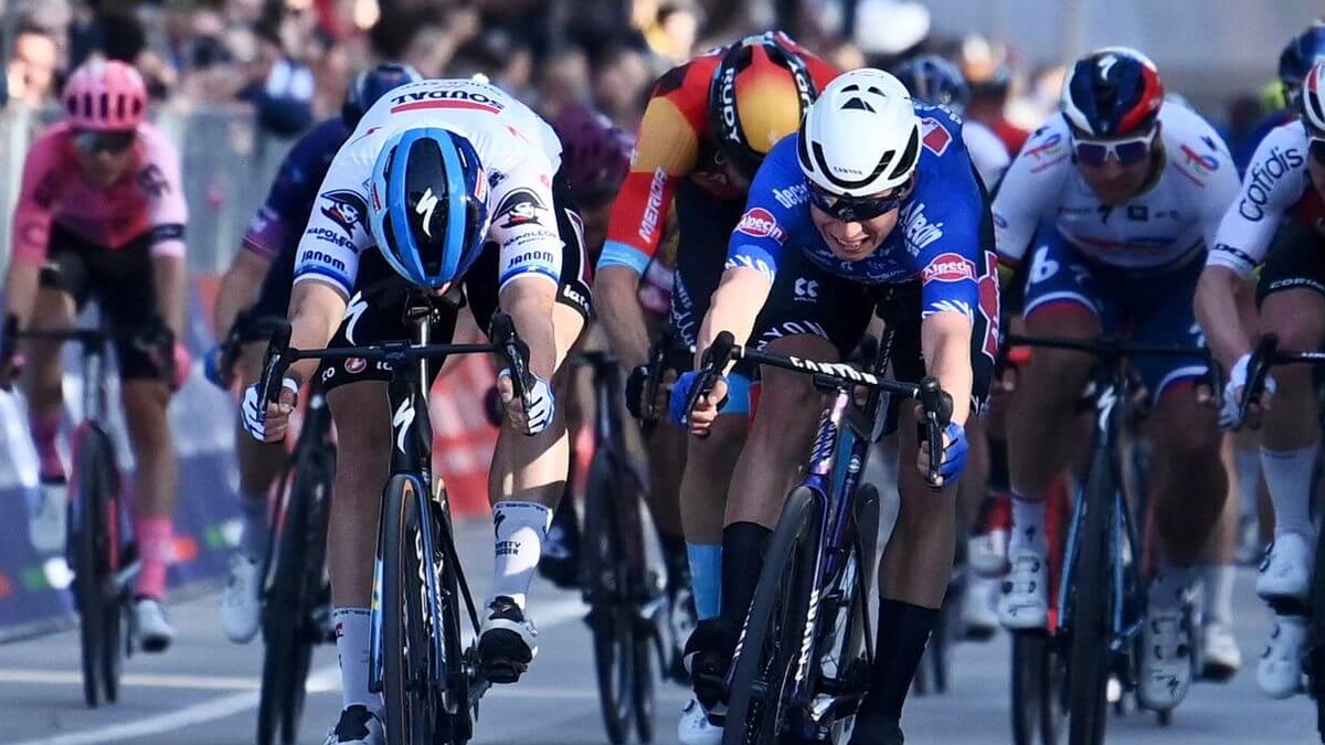 Fabio Jakobsen (vľavo) víťazí v 2. etape pretekov Tirreno - Adriatico.