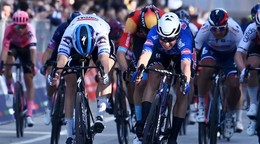 Fabio Jakobsen (vľavo) víťazí v 2. etape pretekov Tirreno - Adriatico.