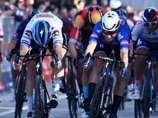 Fabio Jakobsen (vľavo) víťazí v 2. etape pretekov Tirreno - Adriatico.