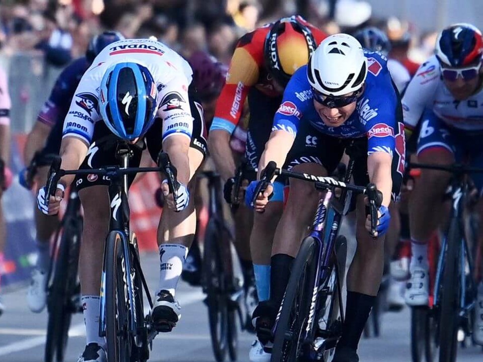 Fabio Jakobsen (vľavo) víťazí v 2. etape pretekov Tirreno - Adriatico.