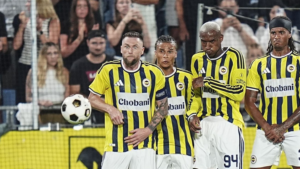 Hráči Fenerbahce Istanbul, zľava Milan Škriniar, Nathan Ake, Anderson Talisca a Archie Brown.