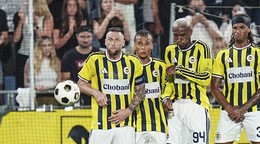 Hráči Fenerbahce Istanbul, zľava Milan Škriniar, Nathan Ake, Anderson Talisca a Archie Brown.