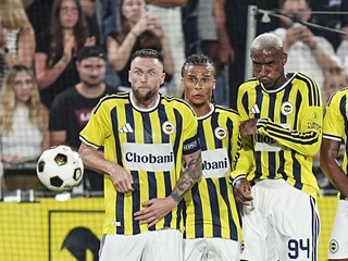 Hráči Fenerbahce Istanbul, zľava Milan Škriniar, Nathan Ake, Anderson Talisca a Archie Brown.