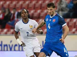 Na snímke vpravo hráč Slovenska Sebastián Kóša a hráč Francúzska Mathys Tel.