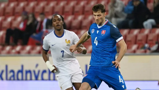 Na snímke vpravo hráč Slovenska Sebastián Kóša a hráč Francúzska Mathys Tel.