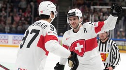 Nico Hischier (vpravo) sa raduje z gólu s Jonasom Siegenthalerom na MS v hokeji 2023.