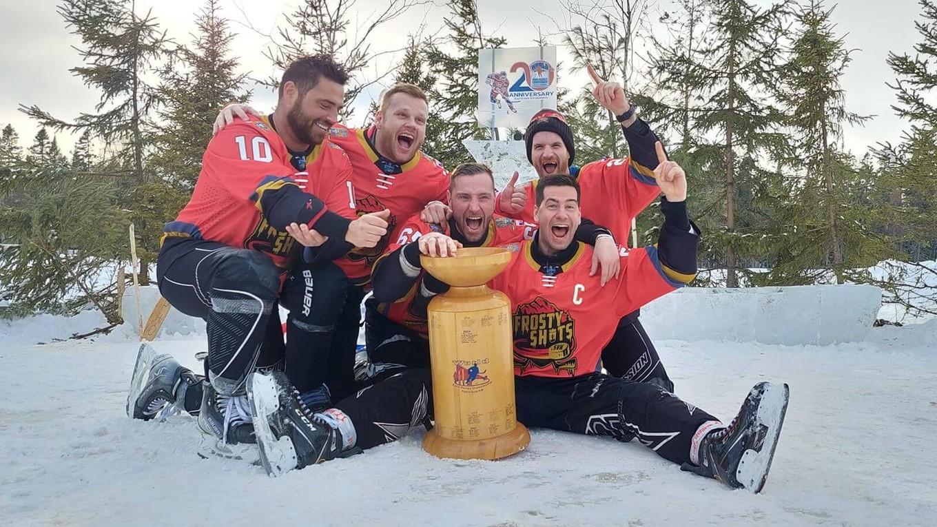 Slovenskí reprezentanti v rybníkovom hokeji sa stali majstrami sveta 2023.