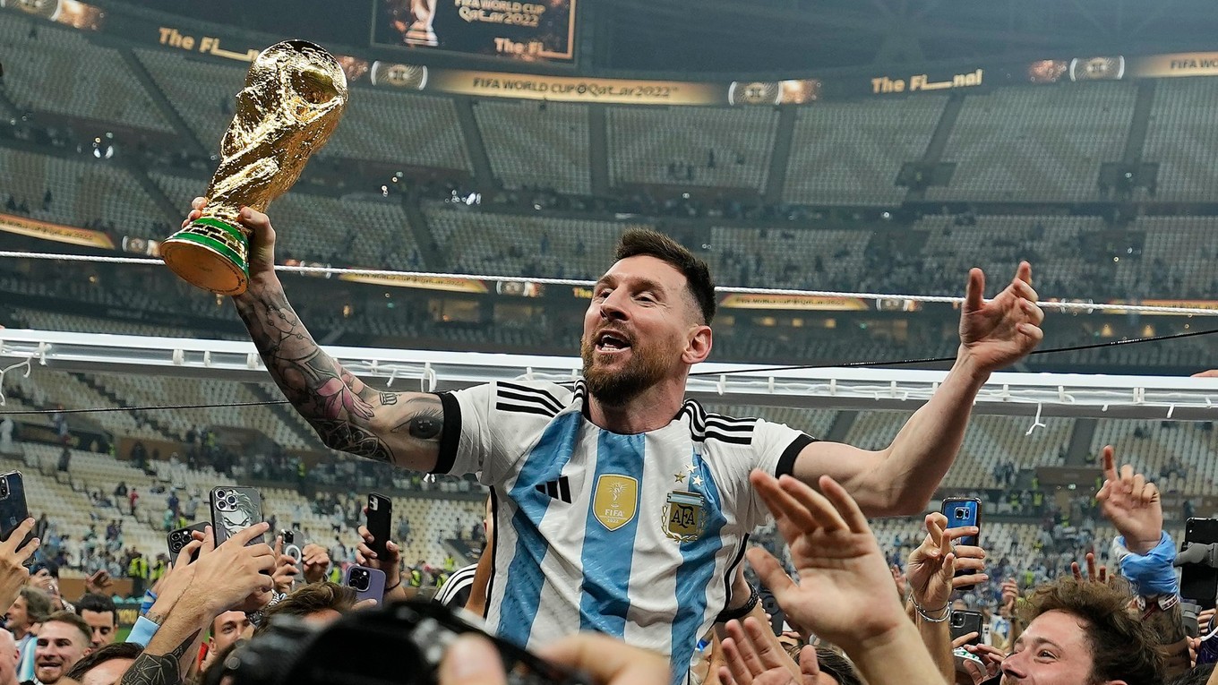 Lionel Messi s trofejou pre víťaza MS vo futbale 2022.