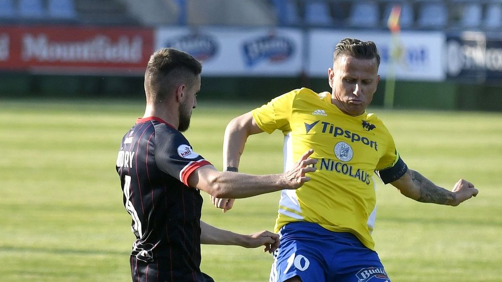 Igor Žofčák (vpravo) a Timotej Múdry v zápase MFK Zemplín Michalovce - FC ViOn Zlaté Moravce.