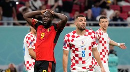 Romelu Lukaku sa chytá za hlavu v zápase proti Chorvátsku na MS vo futbale 2022.