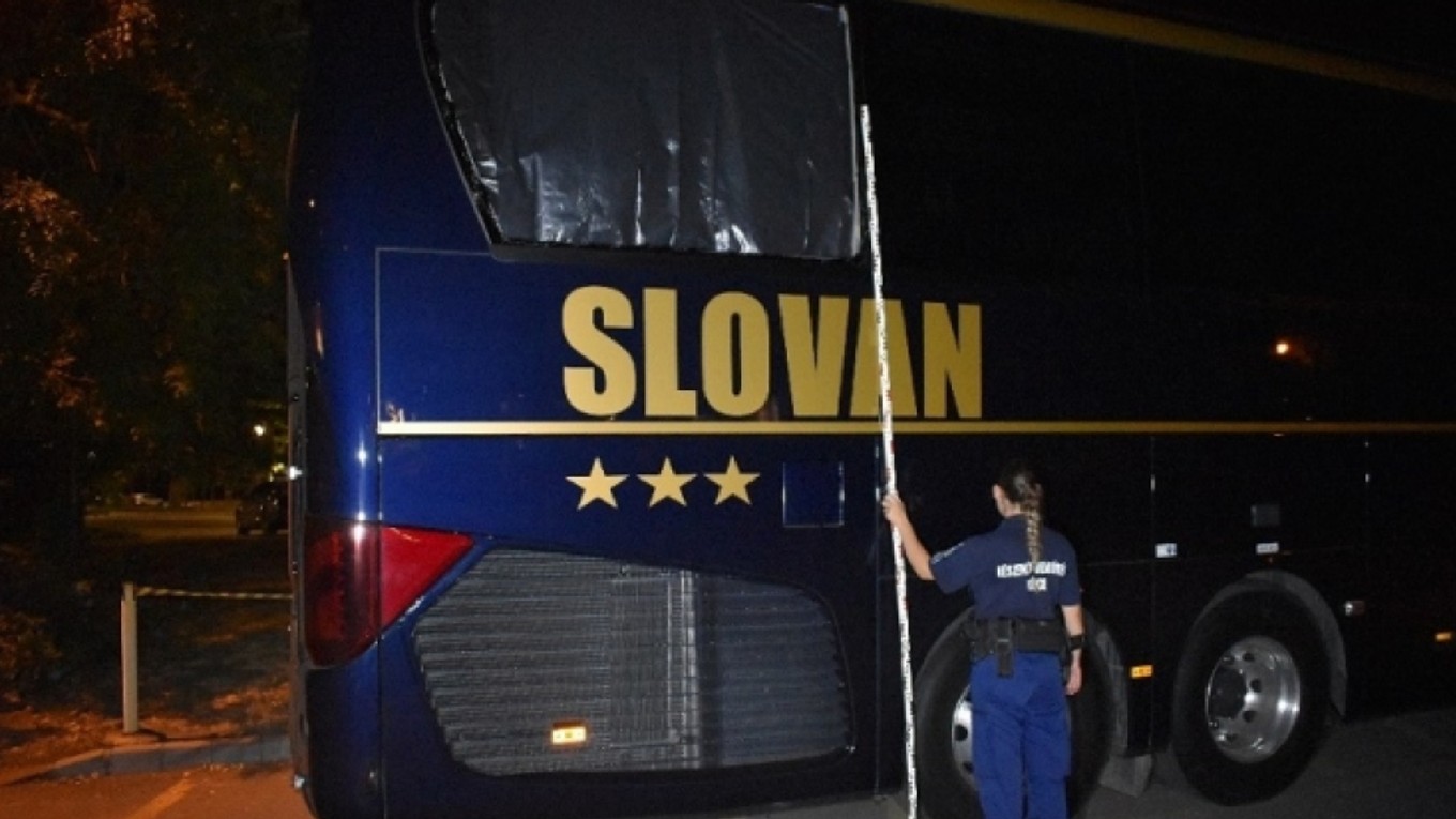 Poškodený autobus Slovana pred zápasom s Ferencvárosom.